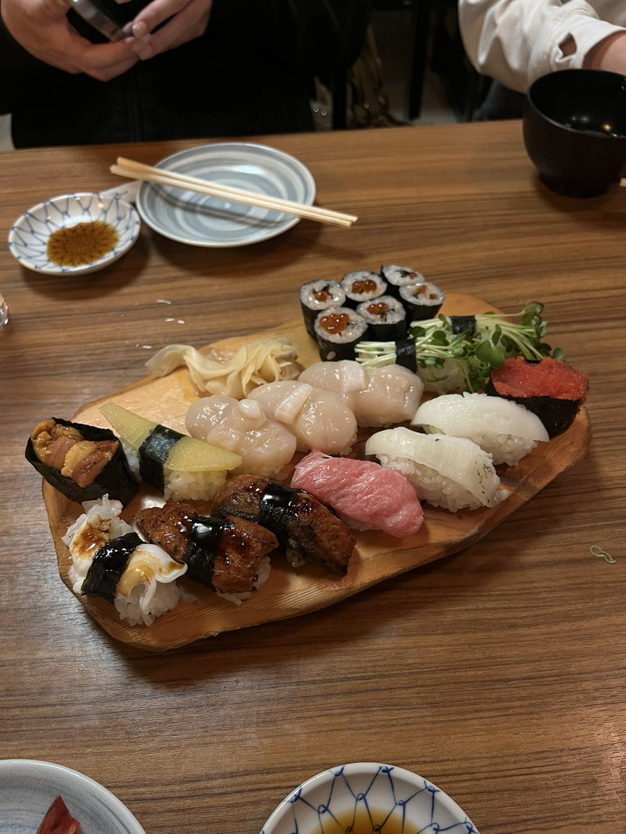aloneDTgourmet's tweet photo. 中目黒いろは寿司。
はい。寿司の三拍子揃いました。
「安い、美味い、でかい」値段99円〜って大丈夫かいな。
しかも朝までやってるってあかん言葉いらん。
ほんまに何回もリピートしてる。
まじ良いぞ。 https://t.co/fbyYPDKFm0