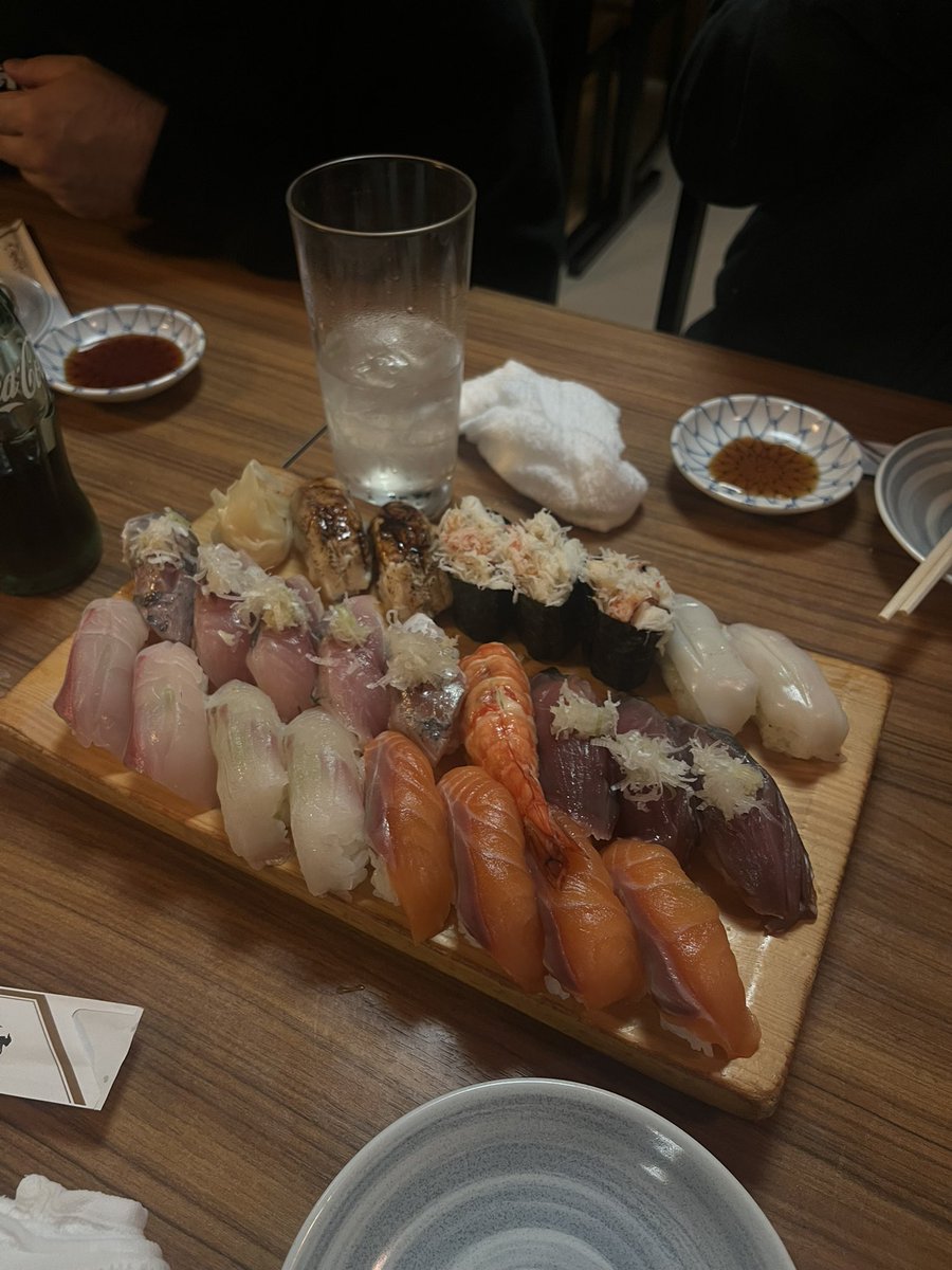 aloneDTgourmet's tweet photo. 中目黒いろは寿司。
はい。寿司の三拍子揃いました。
「安い、美味い、でかい」値段99円〜って大丈夫かいな。
しかも朝までやってるってあかん言葉いらん。
ほんまに何回もリピートしてる。
まじ良いぞ。 https://t.co/fbyYPDKFm0