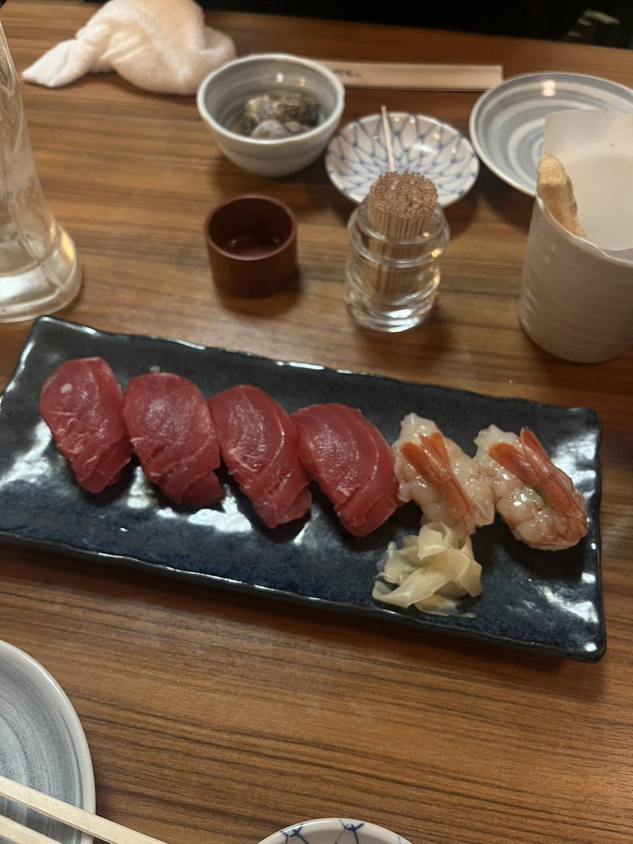 aloneDTgourmet's tweet photo. 中目黒いろは寿司。
はい。寿司の三拍子揃いました。
「安い、美味い、でかい」値段99円〜って大丈夫かいな。
しかも朝までやってるってあかん言葉いらん。
ほんまに何回もリピートしてる。
まじ良いぞ。 https://t.co/fbyYPDKFm0