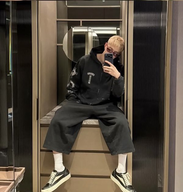hynlover's tweet photo. this outfit screamssss jngn to me so uhm what if. jngn picking chn's outfit, rummaging through chn's closet to find the perfect pieces to complete his vision. and chn is so good putting on whatever his hyngnim gives him and blushes so prettily when jngn kisses him at the end https://t.co/0NoZV1tc78