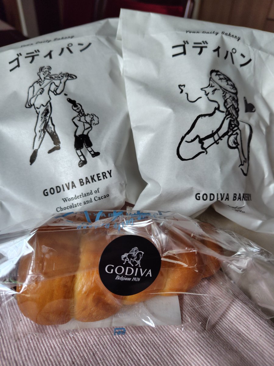 Charliesecc's tweet photo. 袋のイラストがめっちゃ可愛い😍
お値段もステキなのよね笑
#ゴディパン https://t.co/S3FOKrBZTm