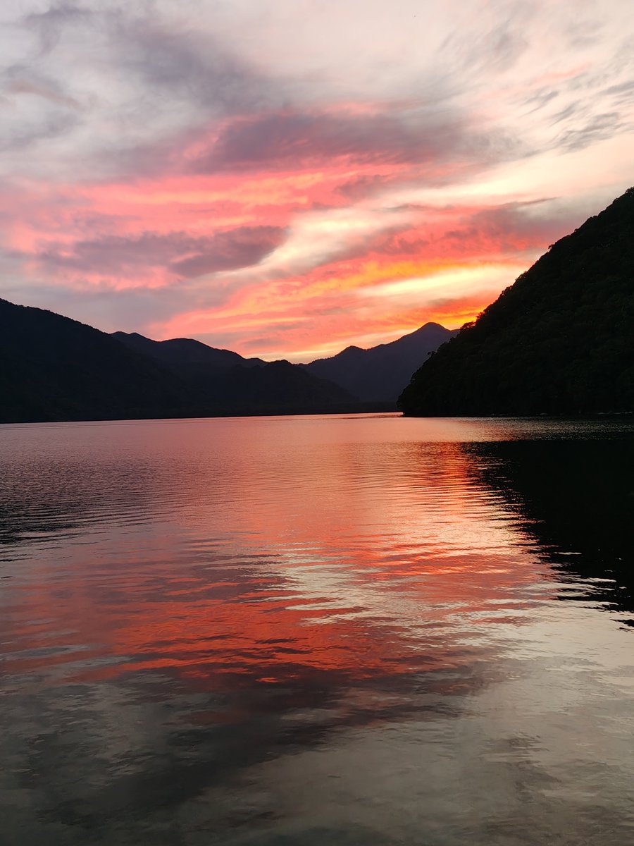 d3fknBTwjEdDMdP's tweet photo. 栃木県日光市の菖蒲ヶ浜キャンプ場 に行ってきました。
設営後、プチ贅沢して近くの中禅寺金谷ホテルで日帰り入浴しました。温泉で癒されました。
日没前の短い時間、夕焼けで湖面が赤くなりきれいでした。
標高が1269mあり、日が落ちると急に寒くなり、焚き火で暖をとり、楽しかったです。
#キャンプ https://t.co/go2tmBnAlQ
