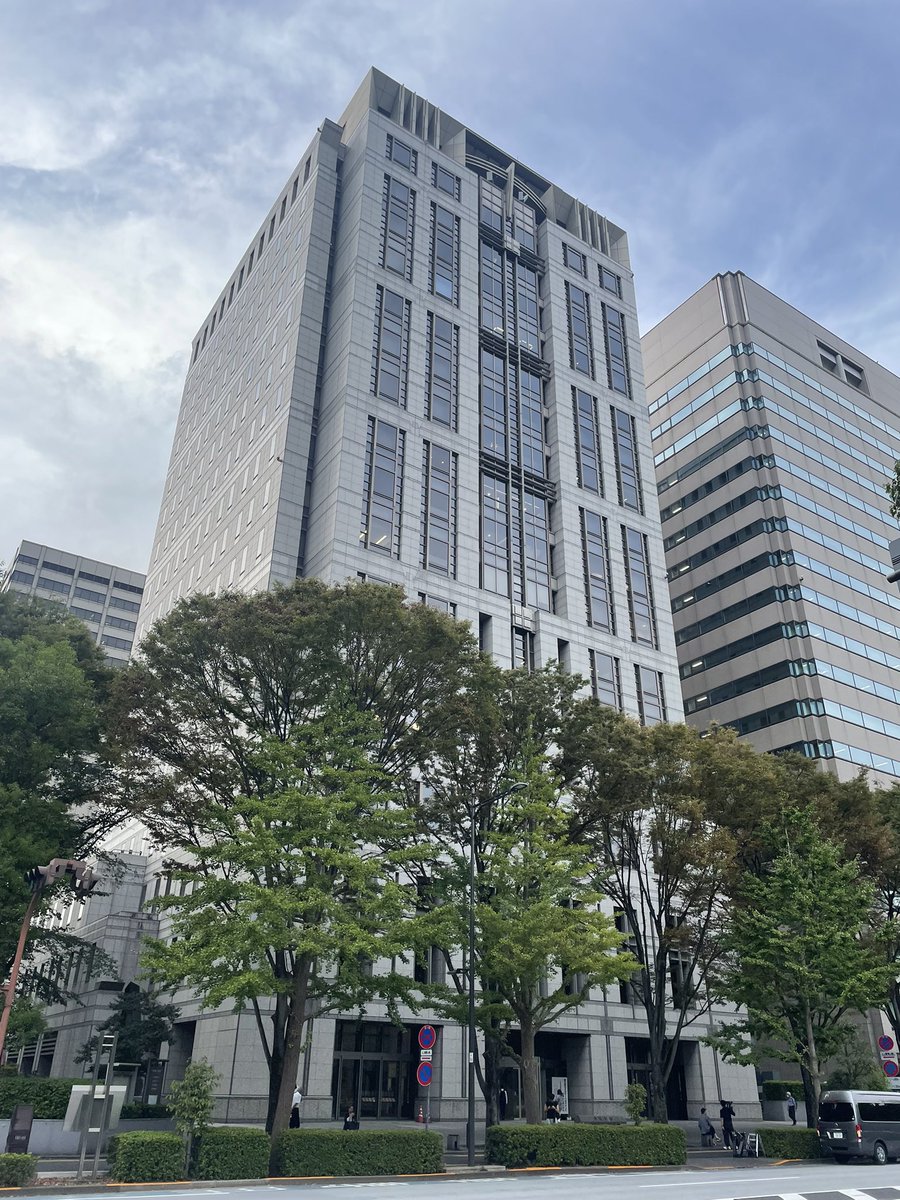 ppl_nagatacho's tweet photo. 未成年者の選挙活動の禁止規定の訴訟。
弁護士会館の報告会に来ています。
訴えの却下、請求棄却ですが、
未成年者選挙活動禁止規定は、日本国憲法第21条1項に違反する！という判決でした。
違憲判決❗️です。 https://t.co/nP3tpNvQ4E