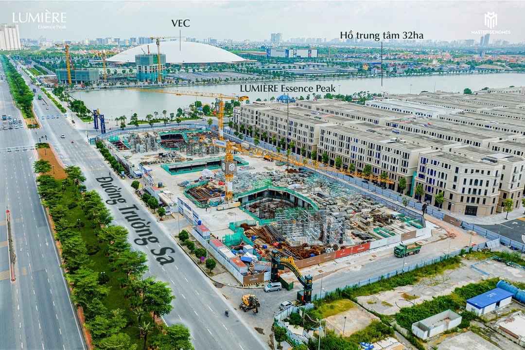 Tranvanthang98's tweet photo. LUMIÈRE ESSENCE PEAK: CẬP NHẬT TIẾN ĐỘ THI CÔNG THÁNG 09/2026

Từ những nét phác thảo đầu tiên, từng đường nét kiến trúc dần hiện hữu, khắc họa ngày một rõ nét diện mạo LUMIÈRE Essence Peak tại tâm điểm Global Gate Hà Nội. Khi phần móng và tầng hầm đã hoàn thiện, những tầng cao đầu tiên bắt đầu vươn lên, mở ra một chương mới trên hành trình kiến tạo không gian sống thanh  tao dành cho những chủ nhân tương lai.

Tiến độ thi công tại LUMIÈRE Essence Peak tiếp tục được duy trì và từng bước hoàn thiện các hạng mục, triển khai công tác công tác bê tông cốt thép dầm sàn tầng 2. Theo kế hoạch, tháp Y2 dự kiến đổ bê tông sàn tầng 2 vào ngày 28/09/2026, tiếp đến là tháp Y3 vào ngày 06/10/2026. Từng cột mốc thi công nối tiếp nhau, đưa diện mạo LUMIÈRE Essence Peak ngày một rõ nét.

Mỗi bước tiến trên công trường cũng là một bước gần hơn đến không gian sống nơi kiến trúc thanh lịch, thiên nhiên và những trải nghiệm tinh tế cùng giao hòa. Từ cảm hứng hoa sen trong từng đường nét thiết kế đến tầm nhìn rộng mở hướng về hồ trung tâm 32ha, những giá trị làm nên chất sống riêng của LUMIÈRE Essence Peak đang dần được hiện thực hóa, mở ra kỳ vọng về một tổ ấm xứng tầm tại Global Gate Hà Nội.

Cùng ngắm nhìn những hình ảnh mới nhất từ công trường LUMIÈRE Essence Peak trong tháng 09/2026 và đón chờ những chuyển động tiếp theo trên hành trình kiến tạo chất sống thanh tao.

LUMIÈRE ESSENCE PEAK
Thanh tao sinh phẩm vị

#MasteriseHomes #KiếnTạoTrảiNghiệmXứngTầm #Khônggiansốnghànghiệu #BrandedLiving #LUMIÈREessencepeak  #LUMIÈRE #BảnVịThanhTao #TừTâmKhởiSinhGiáTrịSống  #ThanhTaoSinhPhẩmVị #GlobalGate