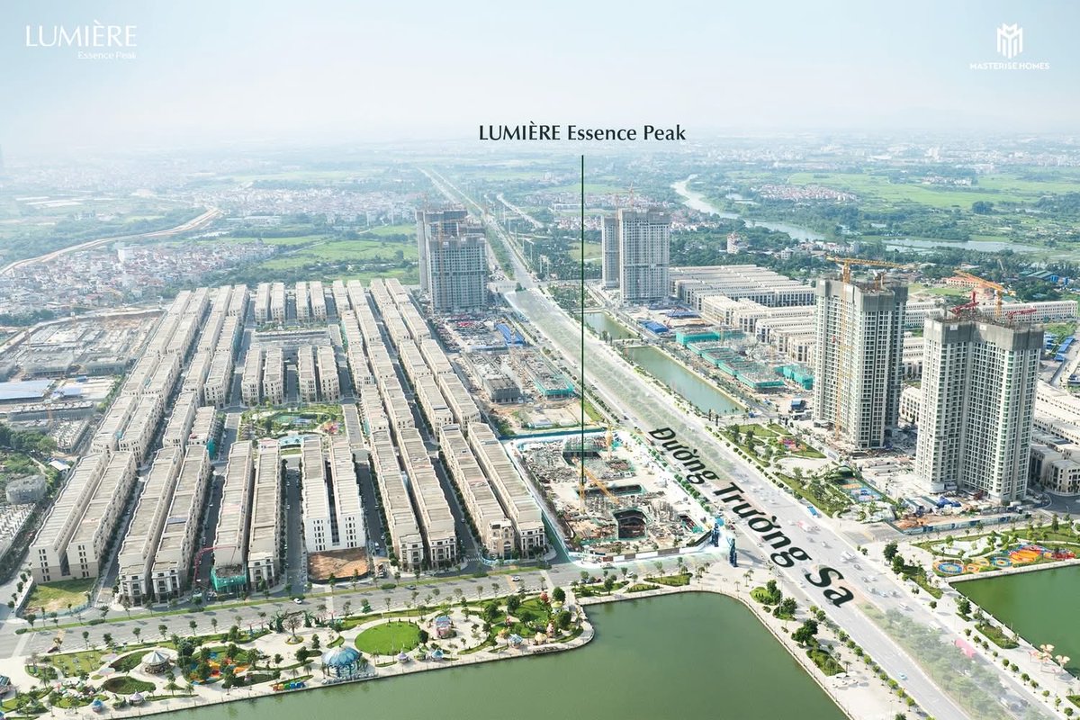 Tranvanthang98's tweet photo. LUMIÈRE ESSENCE PEAK: CẬP NHẬT TIẾN ĐỘ THI CÔNG THÁNG 09/2026

Từ những nét phác thảo đầu tiên, từng đường nét kiến trúc dần hiện hữu, khắc họa ngày một rõ nét diện mạo LUMIÈRE Essence Peak tại tâm điểm Global Gate Hà Nội. Khi phần móng và tầng hầm đã hoàn thiện, những tầng cao đầu tiên bắt đầu vươn lên, mở ra một chương mới trên hành trình kiến tạo không gian sống thanh  tao dành cho những chủ nhân tương lai.

Tiến độ thi công tại LUMIÈRE Essence Peak tiếp tục được duy trì và từng bước hoàn thiện các hạng mục, triển khai công tác công tác bê tông cốt thép dầm sàn tầng 2. Theo kế hoạch, tháp Y2 dự kiến đổ bê tông sàn tầng 2 vào ngày 28/09/2026, tiếp đến là tháp Y3 vào ngày 06/10/2026. Từng cột mốc thi công nối tiếp nhau, đưa diện mạo LUMIÈRE Essence Peak ngày một rõ nét.

Mỗi bước tiến trên công trường cũng là một bước gần hơn đến không gian sống nơi kiến trúc thanh lịch, thiên nhiên và những trải nghiệm tinh tế cùng giao hòa. Từ cảm hứng hoa sen trong từng đường nét thiết kế đến tầm nhìn rộng mở hướng về hồ trung tâm 32ha, những giá trị làm nên chất sống riêng của LUMIÈRE Essence Peak đang dần được hiện thực hóa, mở ra kỳ vọng về một tổ ấm xứng tầm tại Global Gate Hà Nội.

Cùng ngắm nhìn những hình ảnh mới nhất từ công trường LUMIÈRE Essence Peak trong tháng 09/2026 và đón chờ những chuyển động tiếp theo trên hành trình kiến tạo chất sống thanh tao.

LUMIÈRE ESSENCE PEAK
Thanh tao sinh phẩm vị

#MasteriseHomes #KiếnTạoTrảiNghiệmXứngTầm #Khônggiansốnghànghiệu #BrandedLiving #LUMIÈREessencepeak  #LUMIÈRE #BảnVịThanhTao #TừTâmKhởiSinhGiáTrịSống  #ThanhTaoSinhPhẩmVị #GlobalGate