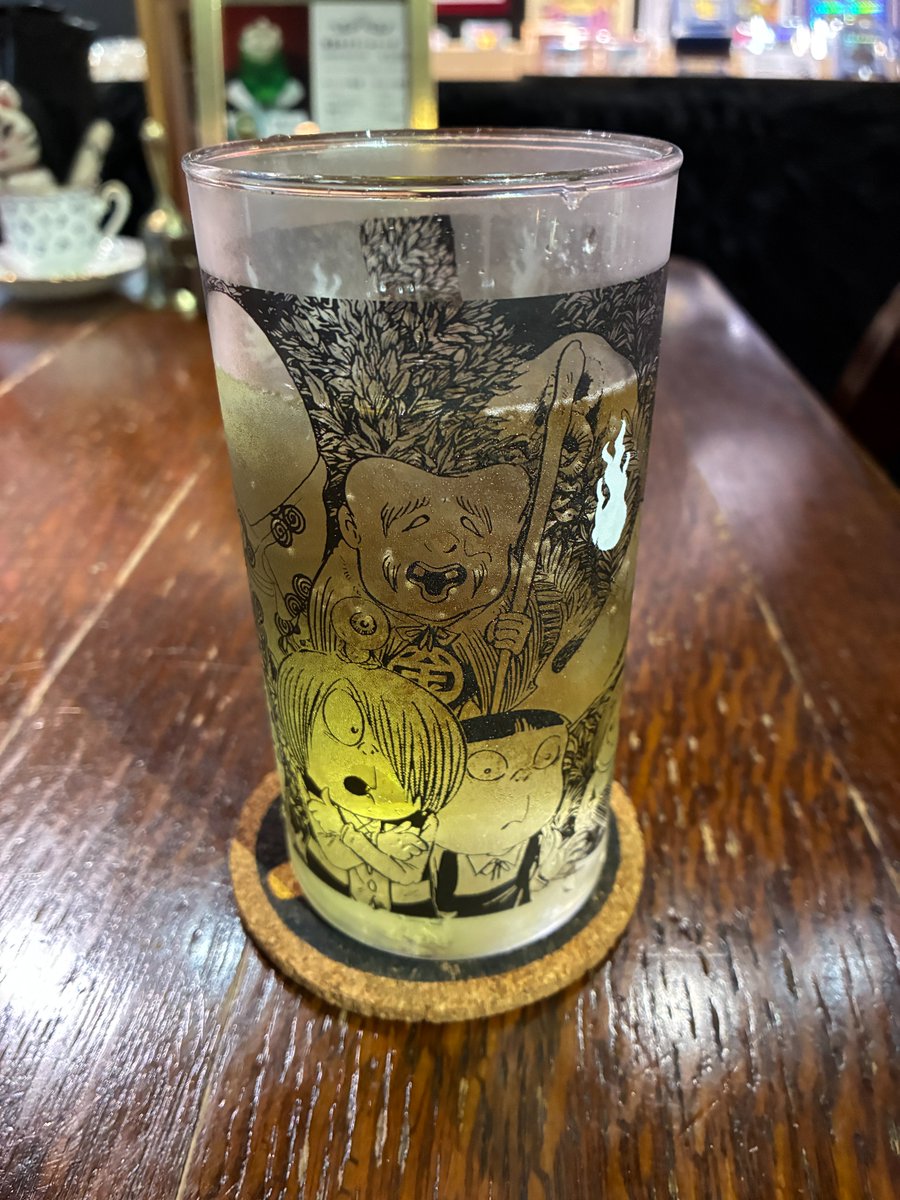un2110's tweet photo. 9/22（火）午後は、Gallery 幻さんで百目のレモンサワーを頂きながら、しっぽりと❤️ 途中で血の腸詰め（豚の血のソーセージ）を注文し、カミナリハイボールを頂きました！Gallery 幻さんでは美味しい料理も食べれますよ！　#僕らの妖怪シール展　#アルコールラリー https://t.co/ttXOenRc1Y