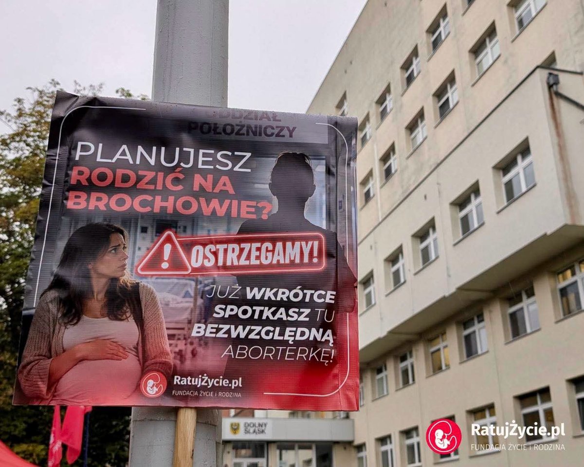 ratujzycie_pl_'s tweet photo. RODZISZ NA BROCHOWIE❓OSTRZEGAMY❗️

▪️Fundacja Życie i Rodzina przeprowadziła akcję informacyjną pod Szpitalem im. A. Falkiewicza we Wrocławiu. Była ona skierowana przede wszystkim do kobiet, które planują urodzić swoje dzieci w tej placówce.

⚠️ Szpital na Brochowie może wkrótce wpuścić na swój oddział Gizelę Jagielską - bezwzględną aborterkę, znaną z wykonywania późnych aborcji. 

▪️Jej kandydatura pojawiła się w konkursie na stanowisko w placówce. Z nieoficjalnych informacji wynika, że konkurs jest fikcją, a dyrekcja jest dogadana z Jagielską, ponieważ Magdalenie Puziewicz-Karpiak szczególnie zależy na ściągnięciu do szpitala Gizeli. 

▪️Na stronie szpitala, w programie szkoły rodzenia, jest mowa o "rodzicielstwie od poczęcia". Tymczasem dyrekcja chce sprowadzić do placówki aborterkę, która mówi wprost, że według niej życie człowieka zaczyna się od porodu. Jagielska zaprzecza, że zab.iła jakiekolwiek dziecko, ponieważ nie uznaje za dziecko człowieka przed narodzinami.

▪️Kobiety, które mają zamiar rodzić na Brochowie musza być świadome komu powierzają bezpieczeństwo swoich dzieci. 

#gizelajagielska  #rodzęnabrochowie #rodzimywewrocławiu