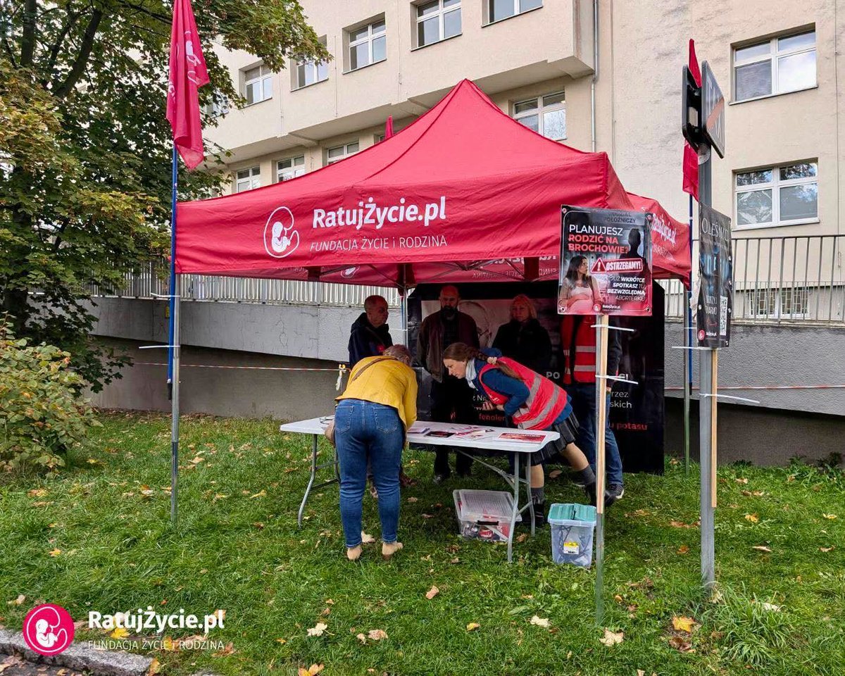 ratujzycie_pl_'s tweet photo. RODZISZ NA BROCHOWIE❓OSTRZEGAMY❗️

▪️Fundacja Życie i Rodzina przeprowadziła akcję informacyjną pod Szpitalem im. A. Falkiewicza we Wrocławiu. Była ona skierowana przede wszystkim do kobiet, które planują urodzić swoje dzieci w tej placówce.

⚠️ Szpital na Brochowie może wkrótce wpuścić na swój oddział Gizelę Jagielską - bezwzględną aborterkę, znaną z wykonywania późnych aborcji. 

▪️Jej kandydatura pojawiła się w konkursie na stanowisko w placówce. Z nieoficjalnych informacji wynika, że konkurs jest fikcją, a dyrekcja jest dogadana z Jagielską, ponieważ Magdalenie Puziewicz-Karpiak szczególnie zależy na ściągnięciu do szpitala Gizeli. 

▪️Na stronie szpitala, w programie szkoły rodzenia, jest mowa o "rodzicielstwie od poczęcia". Tymczasem dyrekcja chce sprowadzić do placówki aborterkę, która mówi wprost, że według niej życie człowieka zaczyna się od porodu. Jagielska zaprzecza, że zab.iła jakiekolwiek dziecko, ponieważ nie uznaje za dziecko człowieka przed narodzinami.

▪️Kobiety, które mają zamiar rodzić na Brochowie musza być świadome komu powierzają bezpieczeństwo swoich dzieci. 

#gizelajagielska  #rodzęnabrochowie #rodzimywewrocławiu