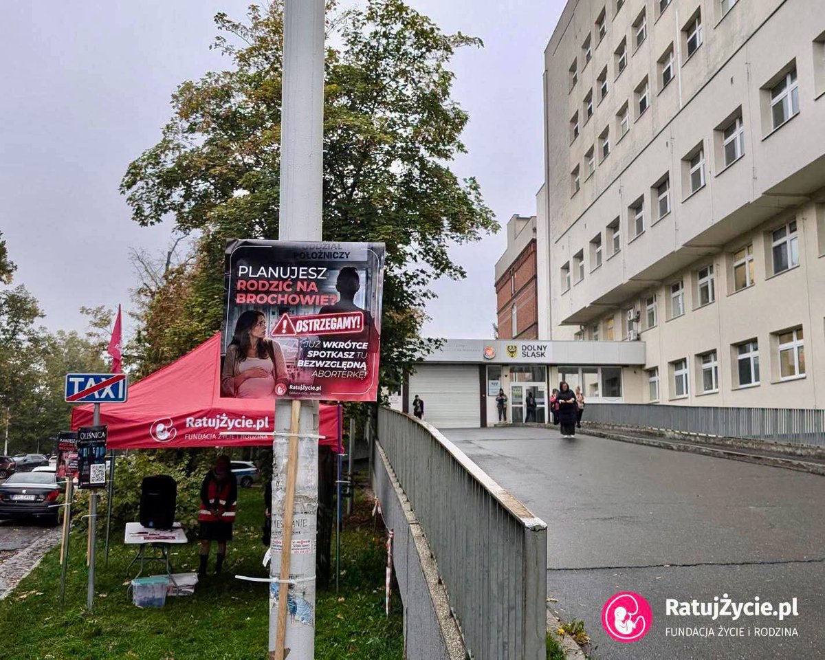 ratujzycie_pl_'s tweet photo. RODZISZ NA BROCHOWIE❓OSTRZEGAMY❗️

▪️Fundacja Życie i Rodzina przeprowadziła akcję informacyjną pod Szpitalem im. A. Falkiewicza we Wrocławiu. Była ona skierowana przede wszystkim do kobiet, które planują urodzić swoje dzieci w tej placówce.

⚠️ Szpital na Brochowie może wkrótce wpuścić na swój oddział Gizelę Jagielską - bezwzględną aborterkę, znaną z wykonywania późnych aborcji. 

▪️Jej kandydatura pojawiła się w konkursie na stanowisko w placówce. Z nieoficjalnych informacji wynika, że konkurs jest fikcją, a dyrekcja jest dogadana z Jagielską, ponieważ Magdalenie Puziewicz-Karpiak szczególnie zależy na ściągnięciu do szpitala Gizeli. 

▪️Na stronie szpitala, w programie szkoły rodzenia, jest mowa o "rodzicielstwie od poczęcia". Tymczasem dyrekcja chce sprowadzić do placówki aborterkę, która mówi wprost, że według niej życie człowieka zaczyna się od porodu. Jagielska zaprzecza, że zab.iła jakiekolwiek dziecko, ponieważ nie uznaje za dziecko człowieka przed narodzinami.

▪️Kobiety, które mają zamiar rodzić na Brochowie musza być świadome komu powierzają bezpieczeństwo swoich dzieci. 

#gizelajagielska  #rodzęnabrochowie #rodzimywewrocławiu