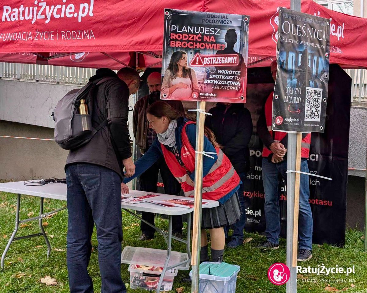ratujzycie_pl_'s tweet photo. RODZISZ NA BROCHOWIE❓OSTRZEGAMY❗️

▪️Fundacja Życie i Rodzina przeprowadziła akcję informacyjną pod Szpitalem im. A. Falkiewicza we Wrocławiu. Była ona skierowana przede wszystkim do kobiet, które planują urodzić swoje dzieci w tej placówce.

⚠️ Szpital na Brochowie może wkrótce wpuścić na swój oddział Gizelę Jagielską - bezwzględną aborterkę, znaną z wykonywania późnych aborcji. 

▪️Jej kandydatura pojawiła się w konkursie na stanowisko w placówce. Z nieoficjalnych informacji wynika, że konkurs jest fikcją, a dyrekcja jest dogadana z Jagielską, ponieważ Magdalenie Puziewicz-Karpiak szczególnie zależy na ściągnięciu do szpitala Gizeli. 

▪️Na stronie szpitala, w programie szkoły rodzenia, jest mowa o "rodzicielstwie od poczęcia". Tymczasem dyrekcja chce sprowadzić do placówki aborterkę, która mówi wprost, że według niej życie człowieka zaczyna się od porodu. Jagielska zaprzecza, że zab.iła jakiekolwiek dziecko, ponieważ nie uznaje za dziecko człowieka przed narodzinami.

▪️Kobiety, które mają zamiar rodzić na Brochowie musza być świadome komu powierzają bezpieczeństwo swoich dzieci. 

#gizelajagielska  #rodzęnabrochowie #rodzimywewrocławiu