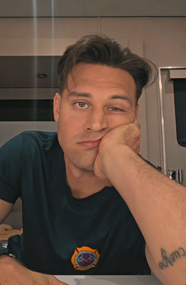 buckprotector's tweet photo. me waiting for buddie to go canon https://t.co/127xh8BoVk