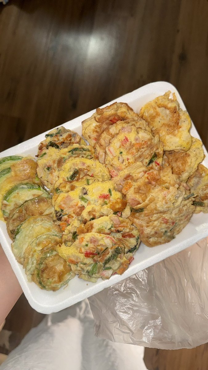 yurisalgu's tweet photo. 옆집 할머니가 추석이라고 전 부치신거 주심🥹 명절음식 먹을 일이 없는데 덕분에 매번 명절 기분 낸다… 이 집으로 이사오고나서 5년동안 종종 직접 담근 김치며 옥수수 과일 부침개 팥죽 잡채 등등 주셨음… 그릇에 주면 내가 뭔가 채워서 돌려드리니까 언젠가부턴 아예 일회용 그릇에 담아주시는😭 https://t.co/M0S3S7Hxjx