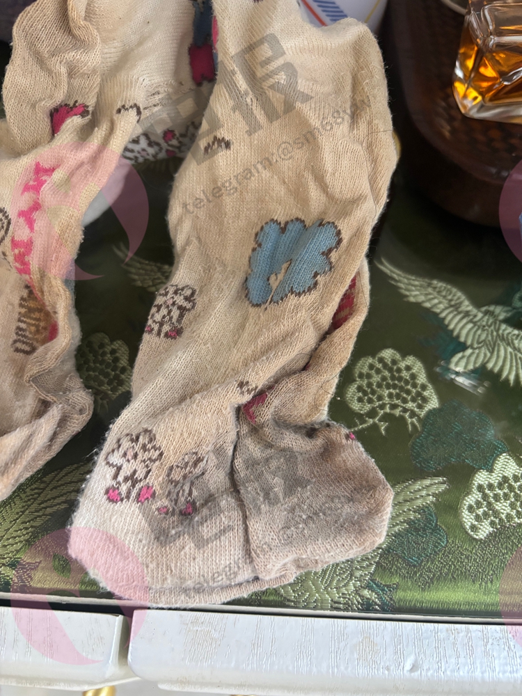 injk66's tweet photo. 今天中秋你吃了原味的莲蓉蛋黄月饼吗？广式的最好吃。穿了卡通白棉袜去麻麻家好多客人不敢脱鞋子味道太臭了，可恶的遗传的大汗脚啊 https://t.co/i0yrSoGoXE