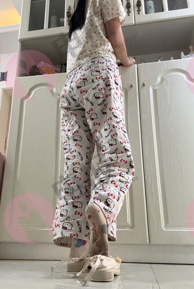 injk66's tweet photo. 今天中秋你吃了原味的莲蓉蛋黄月饼吗？广式的最好吃。穿了卡通白棉袜去麻麻家好多客人不敢脱鞋子味道太臭了，可恶的遗传的大汗脚啊 https://t.co/i0yrSoGoXE