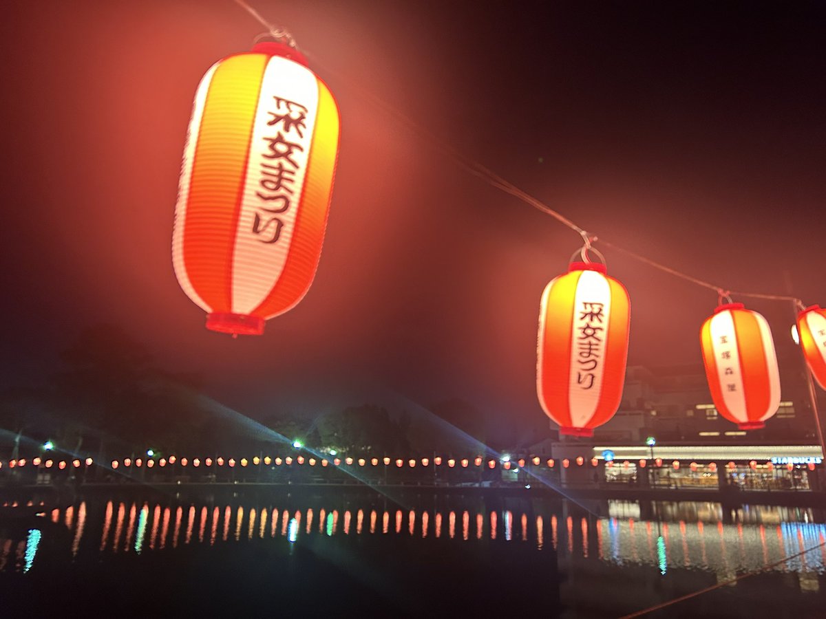 ykmeiling8811's tweet photo. 昨晩の「猿沢池」⛩️
今日の本番　#采女祭　のため、池の周囲には、ぐるっとぼんぼりが囲んで🏮風流だった。
本当の満月は27日だが…月も猿沢池の真上にあって風流だった🌕
鹿も夜でも…しっかり餌食べてた🦌穏やか光景🎎
今から始まる「采女祭」を心待ちに待機⛩️💕 https://t.co/0NNGGBWSi5