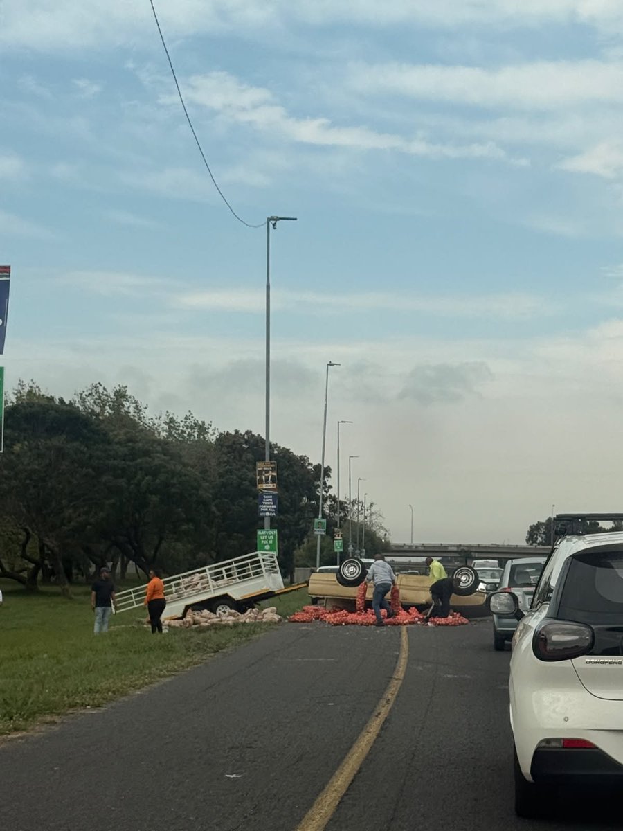 TrafficSA's tweet photo. Cape Town - M5 South: #CRASH ==> Racecourse Road https://t.co/AdSWG4UPR4
