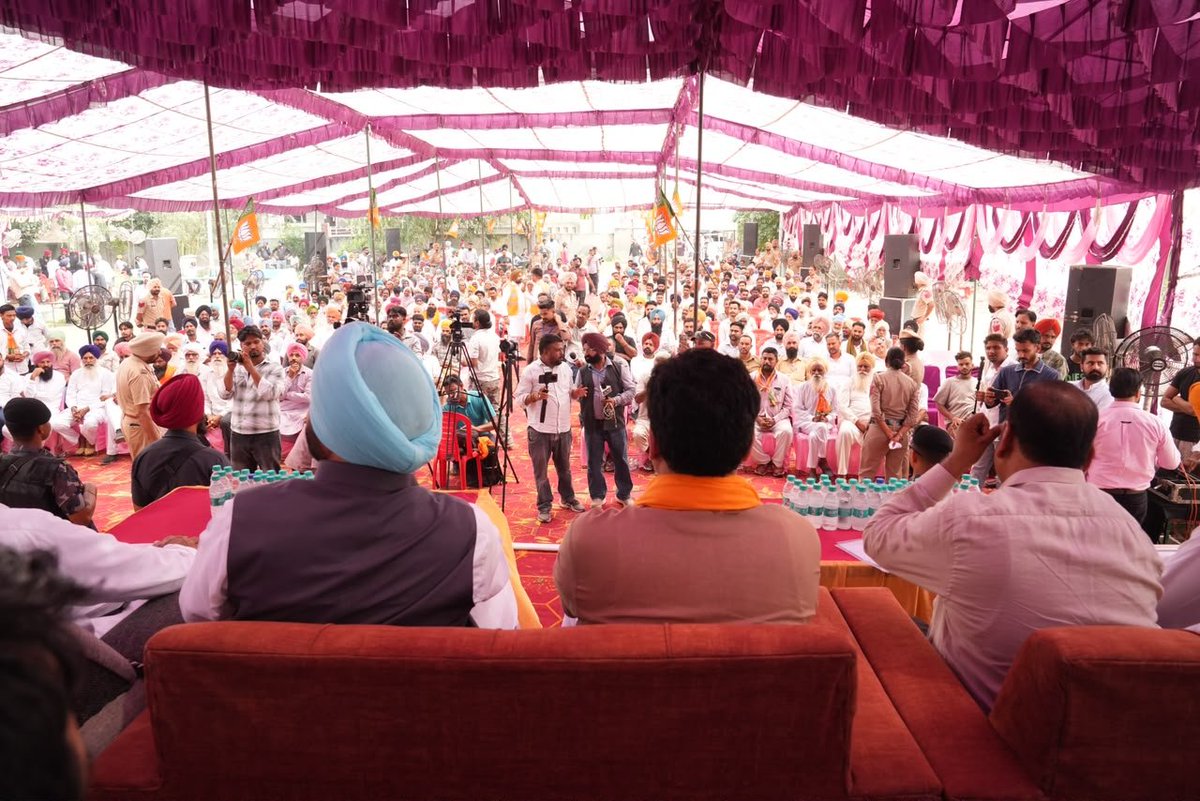 KapilMishra_IND's tweet photo. भगवंत मान की अपनी ही विधानसभा संगरूर की जनसभा में उमड़ा यह जनसैलाब साफ बता रहा है कि पंजाब अब झाड़ू के धोखे, लूट और रिकॉर्ड तोड़ नशे से आजाद होना चाहता है https://t.co/IDN91LKQL3