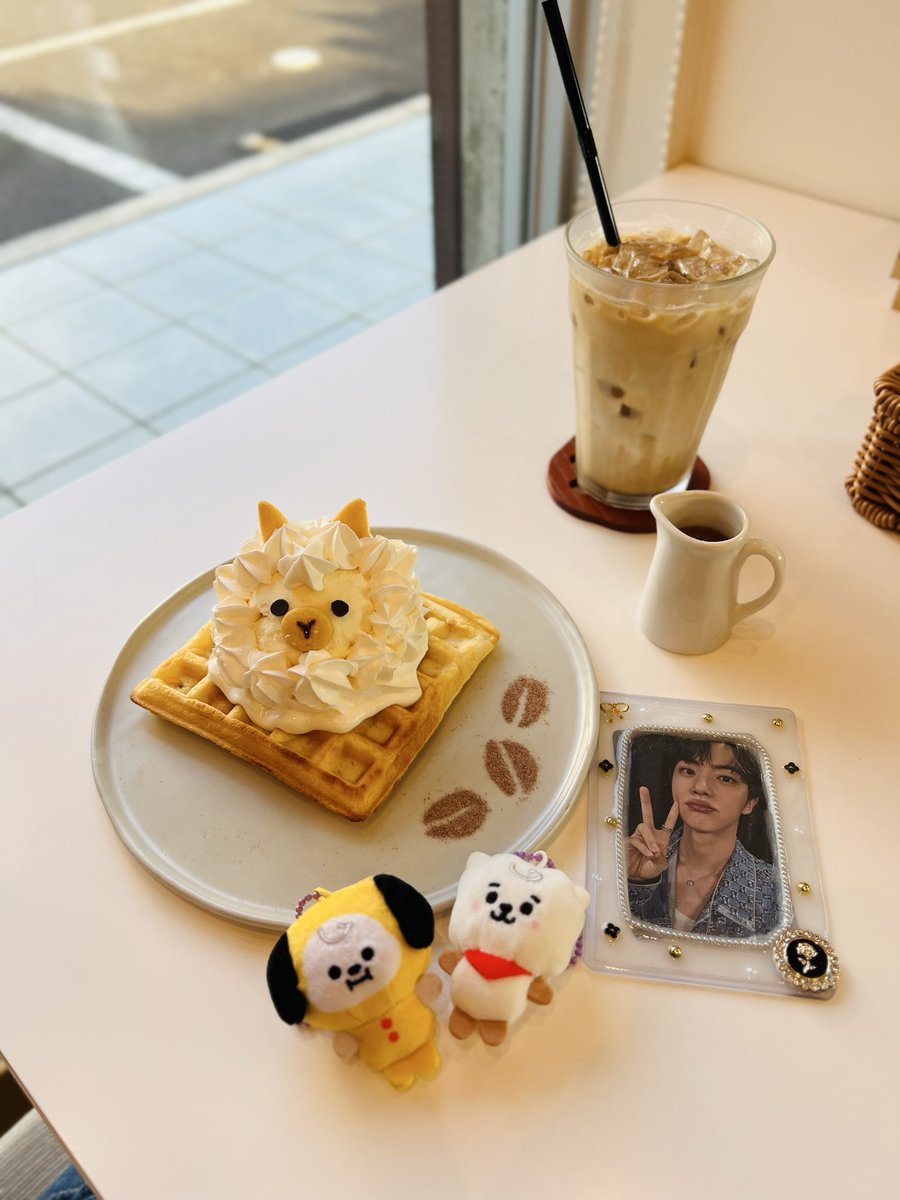 K7Chimchim's tweet photo. アルパカのワッフル食べに行ってきたよー🦙かわいすぎる🥹♡
エスプレッソかけるのヘタ過ぎて、事故現場みたいになった😇
なんかごめんねジンくん😂

#アルパカワッフル
#ALAM
#Cafe https://t.co/BV6Y77zC3K