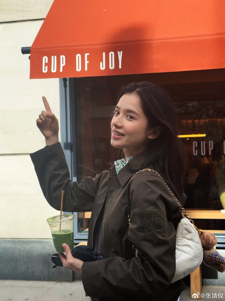 zzhangjingyi's tweet photo. A cup of joy in London. https://t.co/gKIehUK7tb