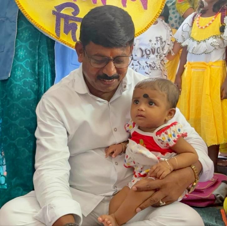 Tusarkumarmaju1's tweet photo. এ এক অমূল্য পাওয়া, এক মধুর অনুভূতি। ❤️
ছোট্ট শিশুর মামার রূপে আজ তাদের অন্নপ্রাশনের শুভক্ষণে অংশ হলাম ।
পাণ্ডুয়া ও মণ্ডলাইয়ের সকল মানুষের এই ভালোবাসা হৃদয়ে চিরস্মরণীয় হয়ে থাকবে।
#humanity #annaprasanaceremony #icdsfamily #Pandua
@SuvenduWB @DilipGhoshBJP https://t.co/IEbS9qiXt8