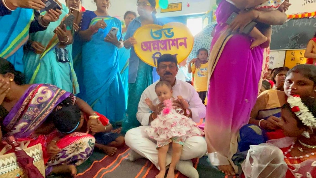 Tusarkumarmaju1's tweet photo. এ এক অমূল্য পাওয়া, এক মধুর অনুভূতি। ❤️
ছোট্ট শিশুর মামার রূপে আজ তাদের অন্নপ্রাশনের শুভক্ষণে অংশ হলাম ।
পাণ্ডুয়া ও মণ্ডলাইয়ের সকল মানুষের এই ভালোবাসা হৃদয়ে চিরস্মরণীয় হয়ে থাকবে।
#humanity #annaprasanaceremony #icdsfamily #Pandua
@SuvenduWB @DilipGhoshBJP https://t.co/IEbS9qiXt8