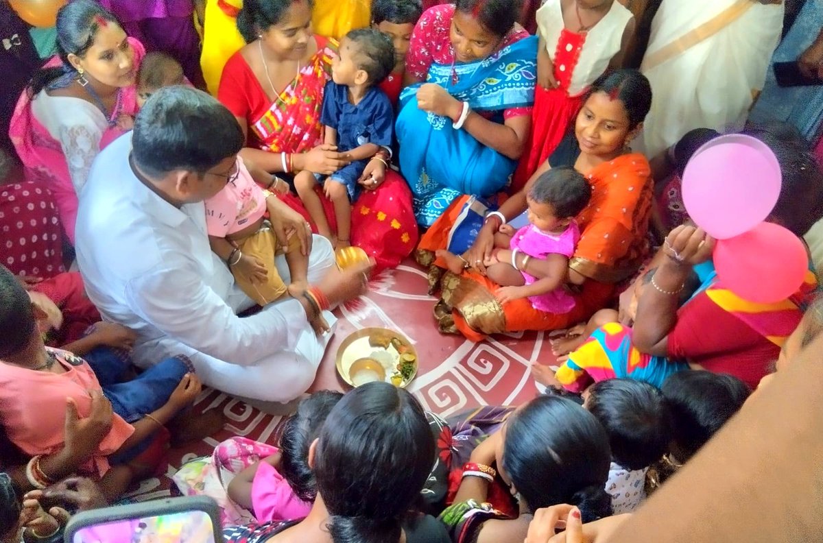 Tusarkumarmaju1's tweet photo. এ এক অমূল্য পাওয়া, এক মধুর অনুভূতি। ❤️
ছোট্ট শিশুর মামার রূপে আজ তাদের অন্নপ্রাশনের শুভক্ষণে অংশ হলাম ।
পাণ্ডুয়া ও মণ্ডলাইয়ের সকল মানুষের এই ভালোবাসা হৃদয়ে চিরস্মরণীয় হয়ে থাকবে।
#humanity #annaprasanaceremony #icdsfamily #Pandua
@SuvenduWB @DilipGhoshBJP https://t.co/IEbS9qiXt8