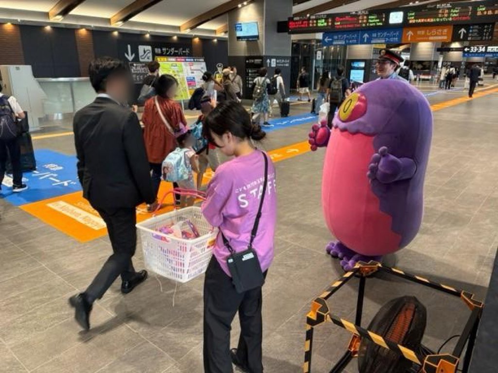 sukimamori's tweet photo. 💭（シルバーウィークに「ツルガ」エキへいってきたよ〜！✨みんなあしもとにきをつけて、のりかえしようね😊）

#スキマモリ
#こども隙間転落防止プロジェクト
#JR西日本敦賀駅 https://t.co/4vN6FRzmiD