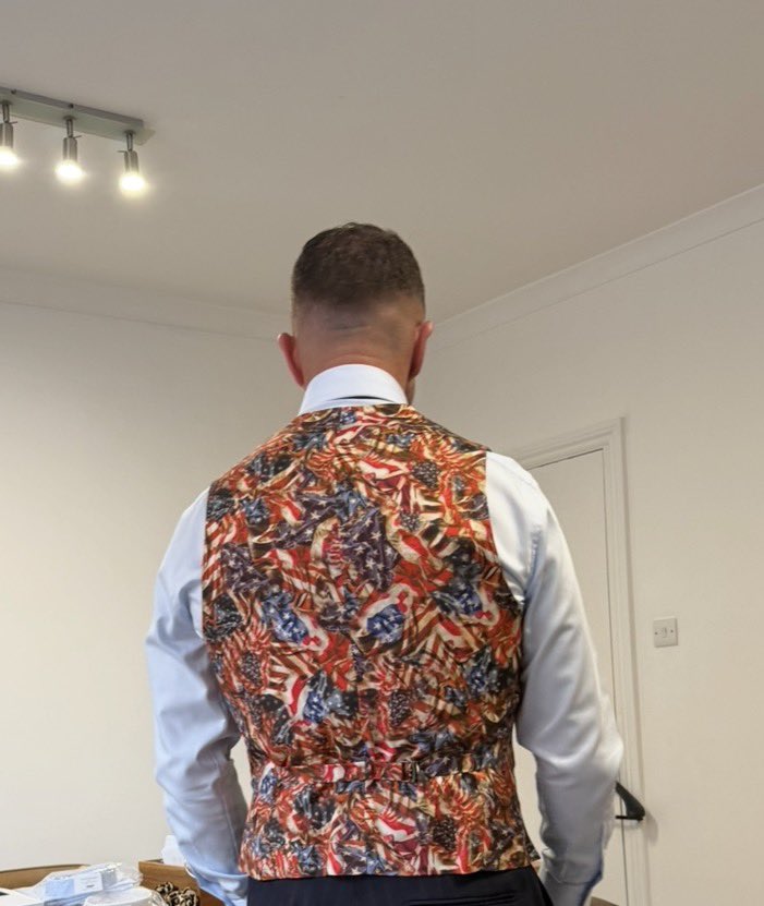 TRobinsonNewEra's tweet photo. God bless America 🇺🇸 the only country left in the world that appreciates free speech . This job has its perks, really grateful to the tailor who offered me this free tailor made suit . https://t.co/tR0Ri4CyWs
