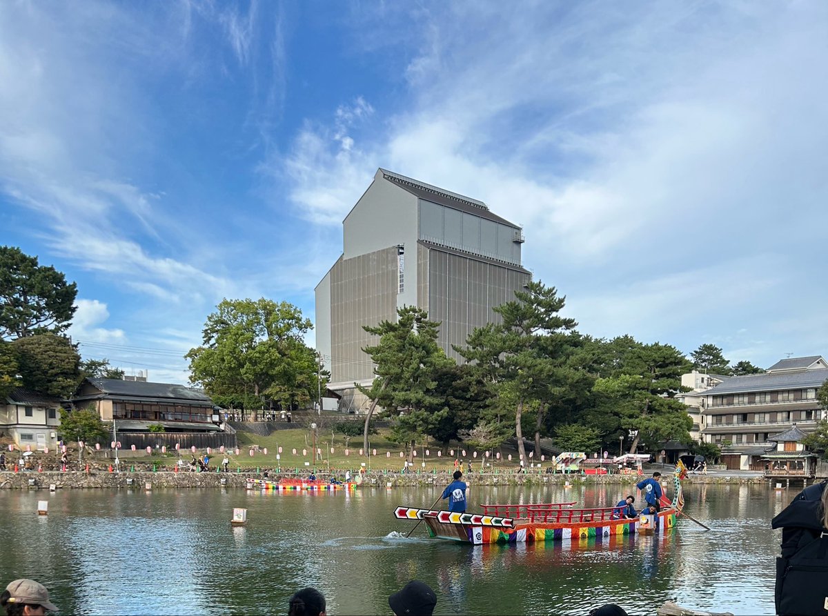 flowerkatuo's tweet photo. 今日は猿沢池で采女祭りをやっています！(毎年中秋の名月が開催日)
もう船がでてる〜！人も鹿もいっぱいで賑やか https://t.co/bqqPnZZKcp