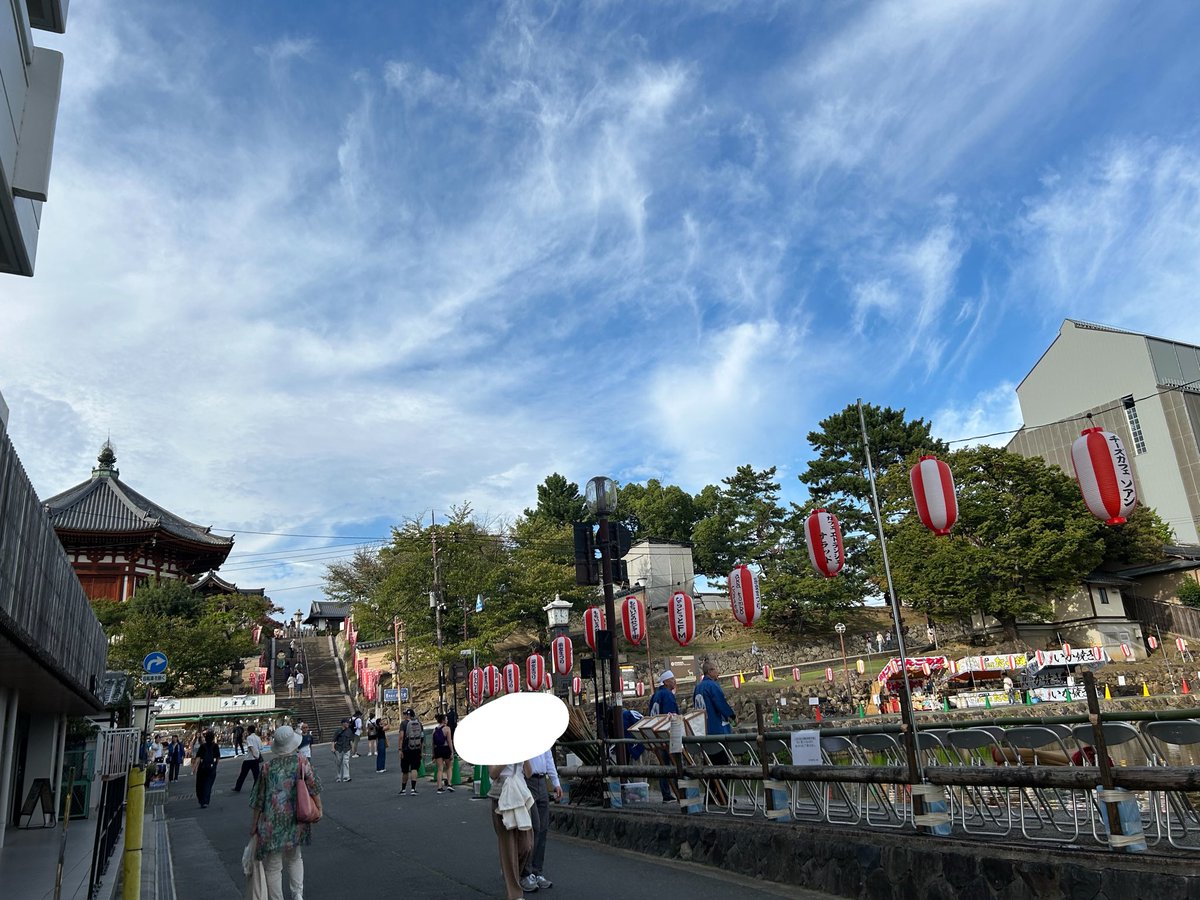flowerkatuo's tweet photo. 今日は猿沢池で采女祭りをやっています！(毎年中秋の名月が開催日)
もう船がでてる〜！人も鹿もいっぱいで賑やか https://t.co/bqqPnZZKcp