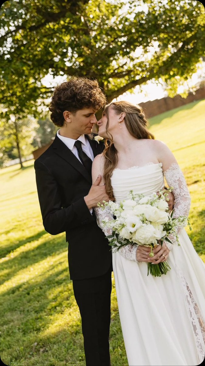IndyFlorist's tweet photo. Congratulations to Caleb and Charleigh! 📷📷
Photos @faithpeakphotography
#georgethomasflorist
#greenandwhiteweddingflowers
#wedding #southernindianaweddings
https://t.co/C5obYVPdZL https://t.co/5XB3J5kFM8