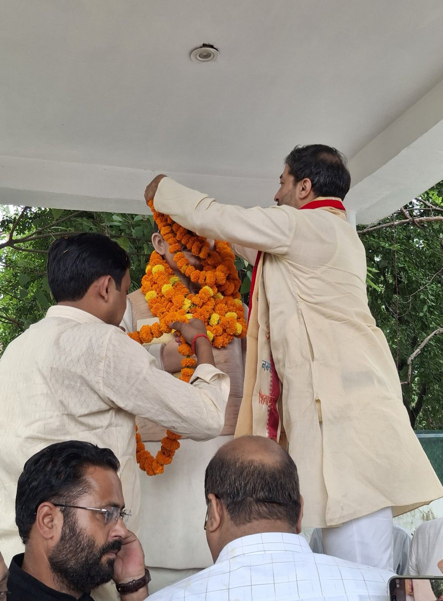 MohitBeniwalBJP's tweet photo. आज जनपद #रामपुर में जनपद प्रभारी बनने के बाद प्रथम आगमन पर पार्टी के सम्मानित कार्यकर्ताओं के साथ एकात्म मानववाद और अंत्योदय के प्रणेता, श्रद्धेय पंडित दीनदयाल उपाध्याय जी की जयंती पर उनकी प्रतिमा पर पुष्प-सुमन अर्पित कर श्रद्धापूर्वक नमन किया।

राष्ट्र एवं समाज के अंतिम व्यक्ति के कल्याण को समर्पित उनके विचार सदैव हमारा मार्गदर्शन करते रहेंगे।