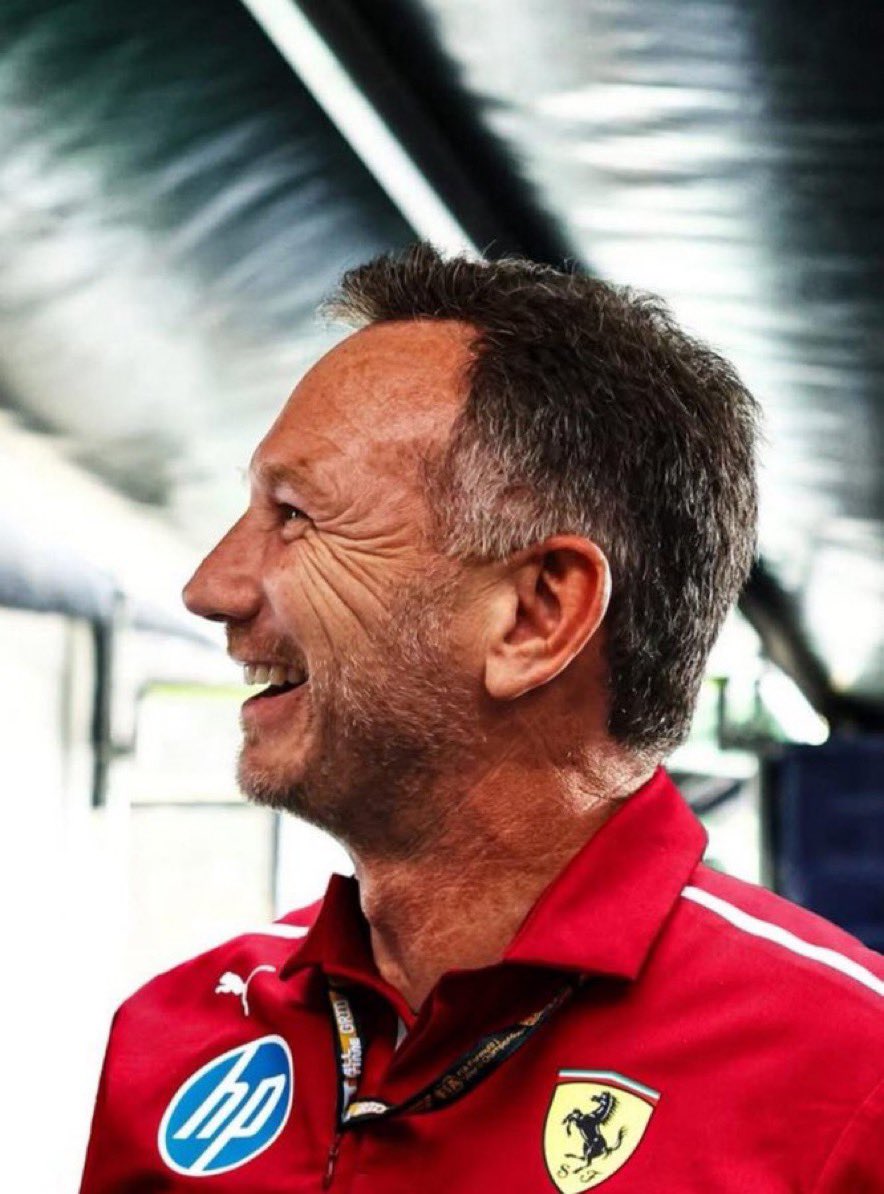 ferrarinewstr's tweet photo. 🚨 CHRISTIAN HORNER’DAN FERRARI’YE AÇIK KAPI!

👀 Horner: “Hayatımın bu aşamasında, şirketin hisselerine sahip olmadan çalışmayı kabul edeceğim tek bir takım var: “Ferrari.”

“Formula 1’in en önemli markası. Bu bir rüya. Ve Ferrari’nin F1’in uyuyan devi olduğunu söyleyebiliriz. Hala yapmam gereken bir dans olduğunu hissediyorum. Ayrıca Toto’nun şu lanet saçlarını biraz dağıtacak birine ihtiyacı var.”