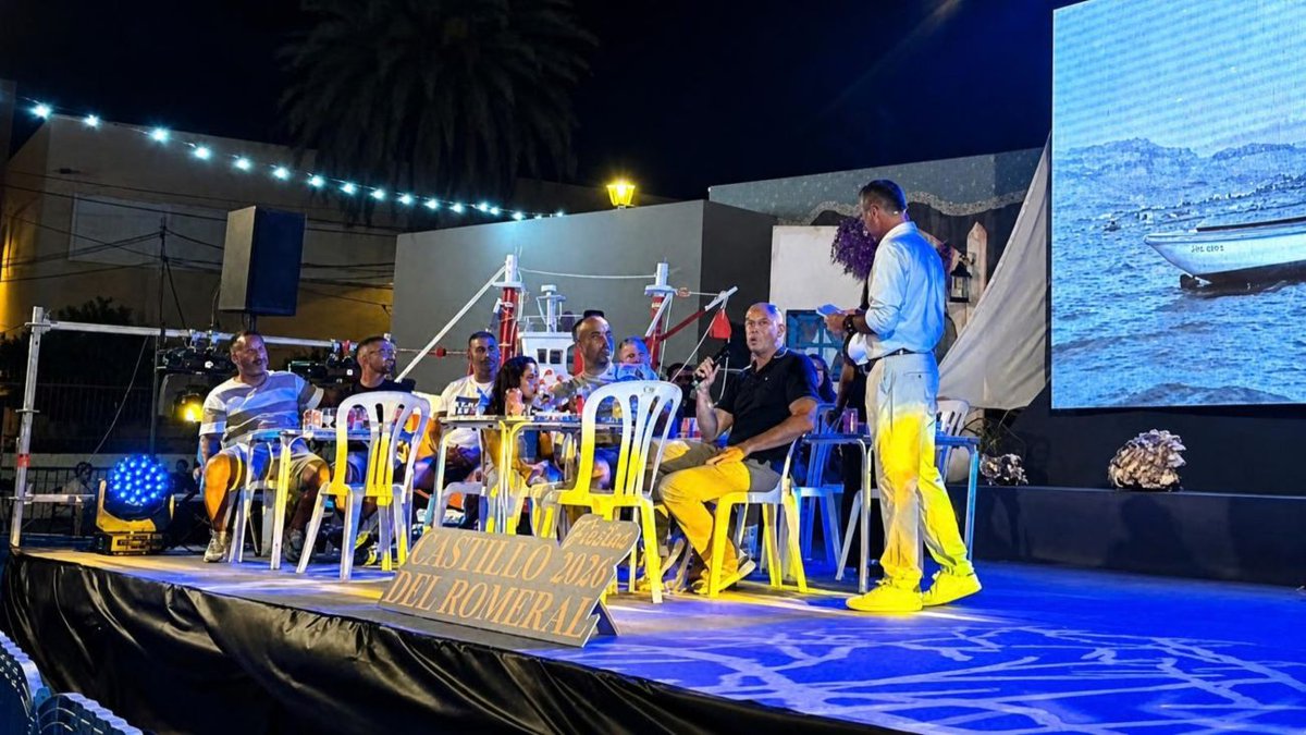 SolActualidad's tweet photo. El Castillo del Romeral homenajea a las generaciones que hicieron de la mar una forma de vida. @AytoSBT @Maspalomas #Fiestas #pregon #marineros https://t.co/Rc7h24SIBx https://t.co/41mDPJ5x9s