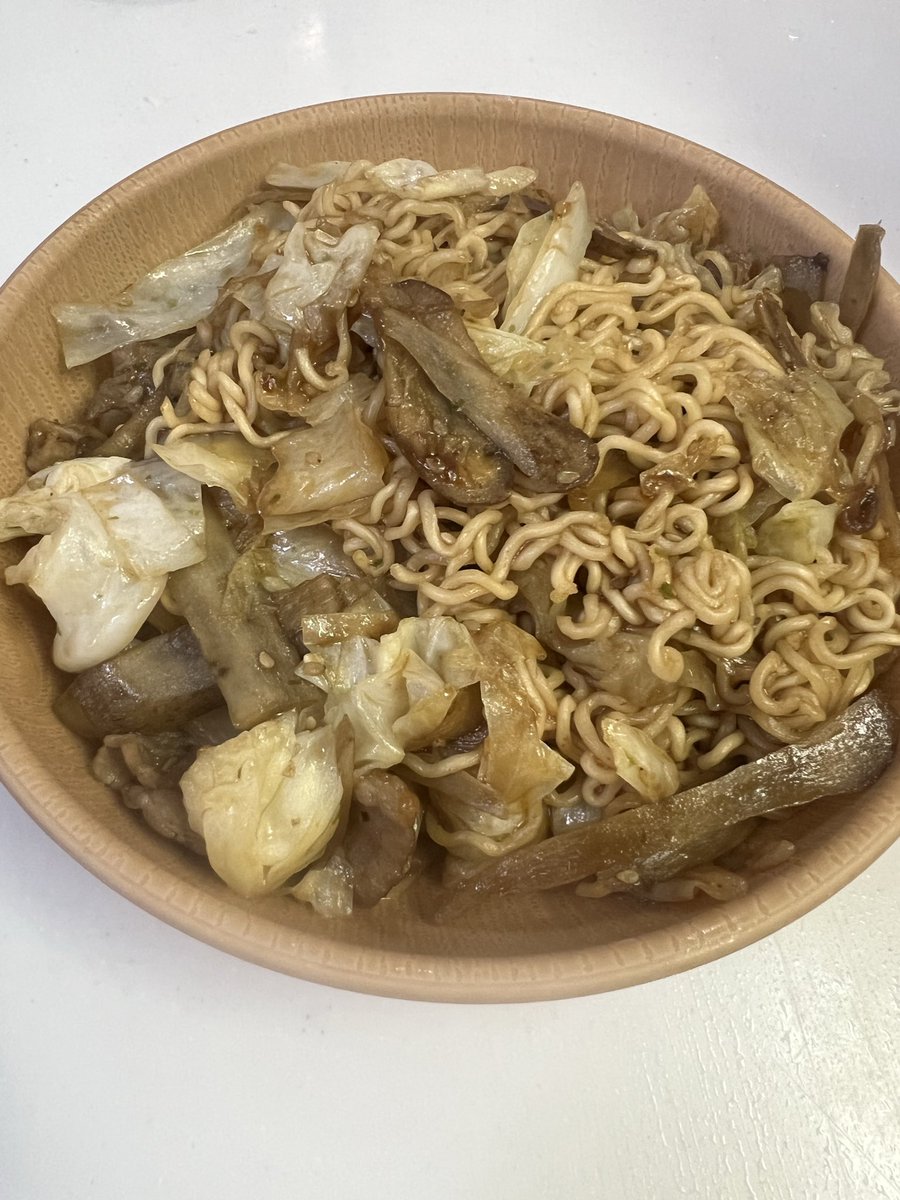 ItoYassi's tweet photo. #おうちごはん #家庭料理
今日はテキトーに😅
残っていた肉ごぼう炒めを具に��た焼きそばと、フツーの野菜炒めを作ったよ。
…ん〜やっぱ野菜炒めに玉ねぎかもやしを入れるべきだったかなぁ？何だか見栄えがしない…(-｡-; てゆか入れるの忘れてた💦 https://t.co/EuP9nKse3W