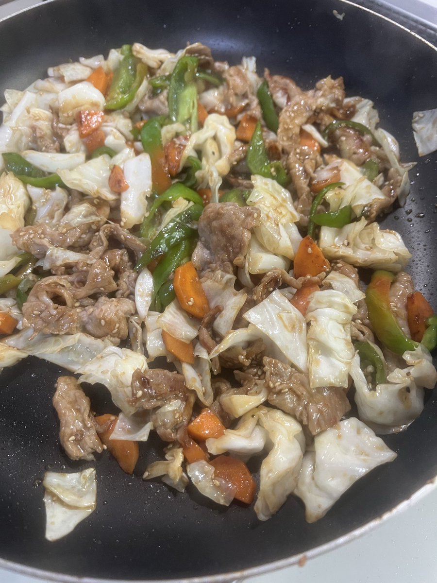ItoYassi's tweet photo. #おうちごはん #家庭料理
今日はテキトーに😅
残っていた肉ごぼう炒めを具に��た焼きそばと、フツーの野菜炒めを作ったよ。
…ん〜やっぱ野菜炒めに玉ねぎかもやしを入れるべきだったかなぁ？何だか見栄えがしない…(-｡-; てゆか入れるの忘れてた💦 https://t.co/EuP9nKse3W
