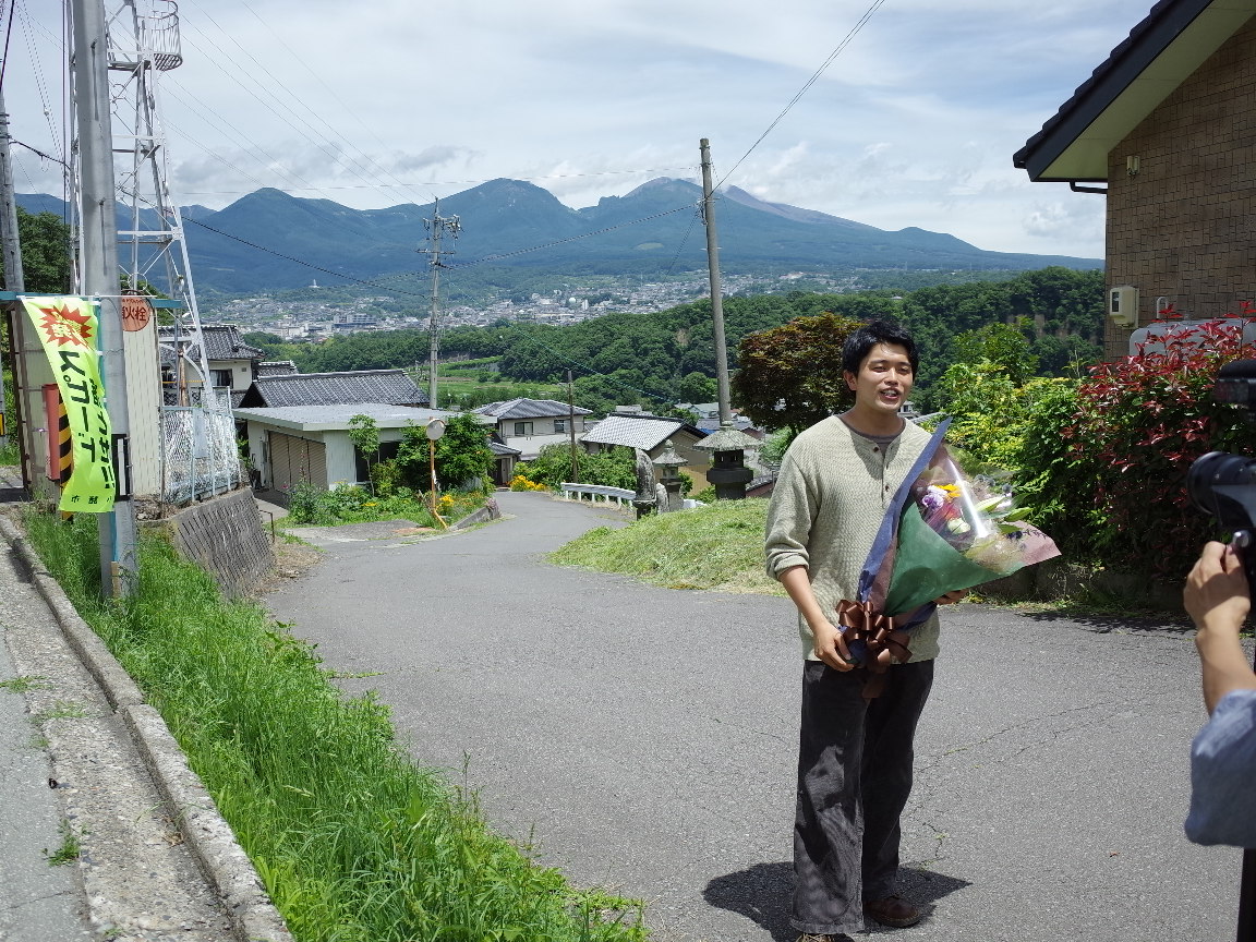 KingGnu_JP's tweet photo. ＼👑🐃CLUB GNUコンテンツ更新📢／
いよいよ明日公開！
「STAFF DIARY」にて「逃げろお嬢さん」 カウントダウンSP更新中！

▶「お疲れ山でした！ 」
ぜひご覧ください！

閲覧はコチラから
⏩https://t.co/2MIhKAN8k1

CLUB GNUへのご入会はコチラから
⏩https://t.co/9ERg25nodJ

#KingGnu #CLUBGNU https://t.co/2LKwz8UrvU