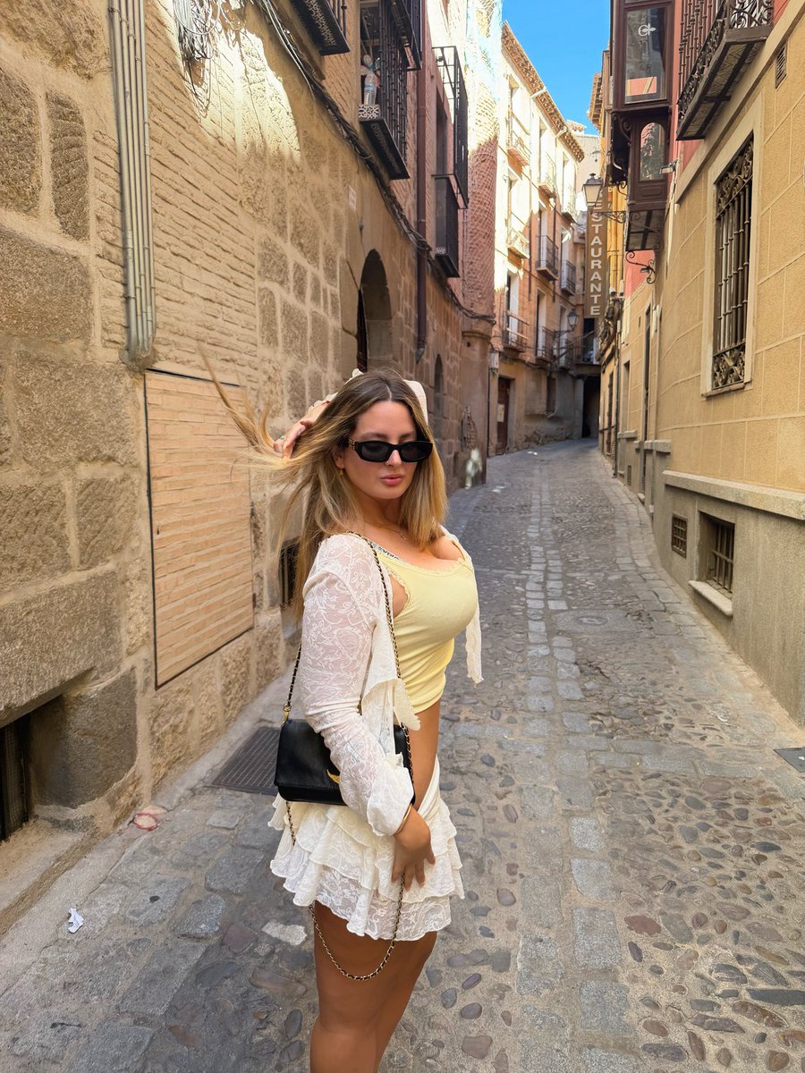 peachyemmaaa's tweet photo. just a blonde spreading good vibes 🌼 https://t.co/auYrpSBnnE