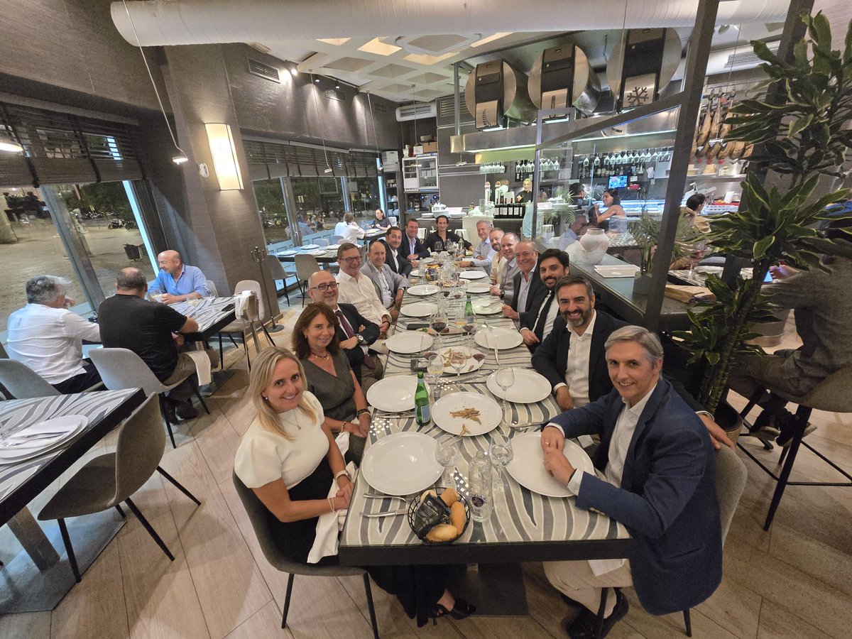 CesurEdelSur's tweet photo. 📍Celebramos un encuentro con socios en #Málaga para dar la bienvenida a Enrique Colilles, consejero delegado de @FrutasMontosa, como nuevo delegado de #CESUR en la provincia. 

¡Gracias a todos los socios que nos acompañaron en esta jornada! 🙌🏻 https://t.co/hOYj1mKq5j