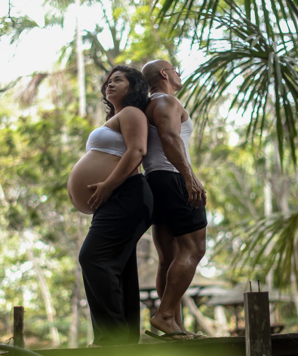 vlucasrocha's tweet photo. quando um casal fala “estamos grávidos” é exatamente isso que eu imagino https://t.co/7B9deIamOI