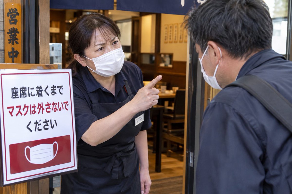 hilohas777c's tweet photo. 未だにマスク社会を擁護する頓珍漢がけっこういるけど、永遠に語り継ぐべきコロナ茶番中の"黒歴史"がこの謎ルール。
飲食店の入口ではマスク着用は絶対必須だけど、ほんの数メートル先の座席で外しても何も言われない。
しかもファミレスではドリンクバーやトイレに行くだけで、マスクを強要された。 https://t.co/GcqPka3wDR