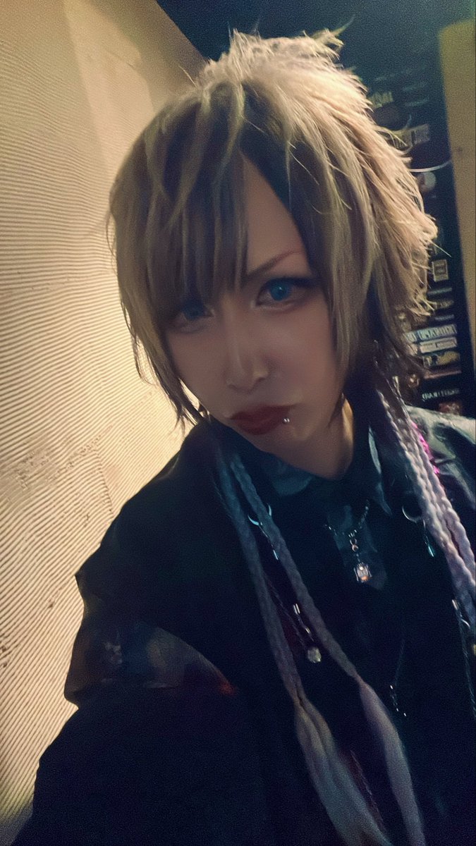 you_it_vo's tweet photo. 心が燃えるような感覚やロックは若い奴らだけの特権じゃない。生きて来た人生や経験が歌には乗る。自分が歌っている時間だけは辛いことから解放されるような存在になりたい https://t.co/gZ6oDJMgx6