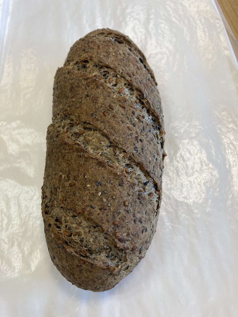 3breadmorioka's tweet photo. 本日完売しました(17:00)
ドイツパンの、こんもりした成形いっぱいに引くクープが好きです。写真は一番上手く引けたやつ。
色んな国の、それらしさを大切にしたいです。

来週は販売をお休みします。次回は10/8(木)。
今週もありがとうございました！

#threebread https://t.co/VO3euL1k0A