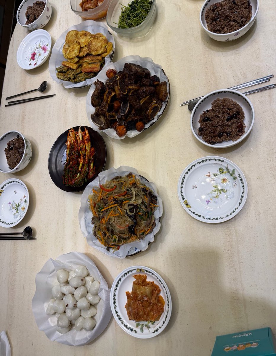 BUBBLETEAHOLIC's tweet photo. [🫧] 260925 #SEHUN Update💖

“กับข้าวที่บ้านนี่แหละดีที่สุด”
“มากินให้อ้วนกันไปเลย!”
“มาร้อง หงิงๆๆ ขออยู่เนี่ย”

บีบี้มาร้องหงิงๆขอของกินกับเซฮุนด้วยยย🥹🥹🥹
ขอให้เป็นวันหยุดที่ดีและมีช่วงเวลาที่อบอุ่นร่วมกับครอบครัวนะคะ 🫶🏻🧡 https://t.co/OZHGYT5gJ6