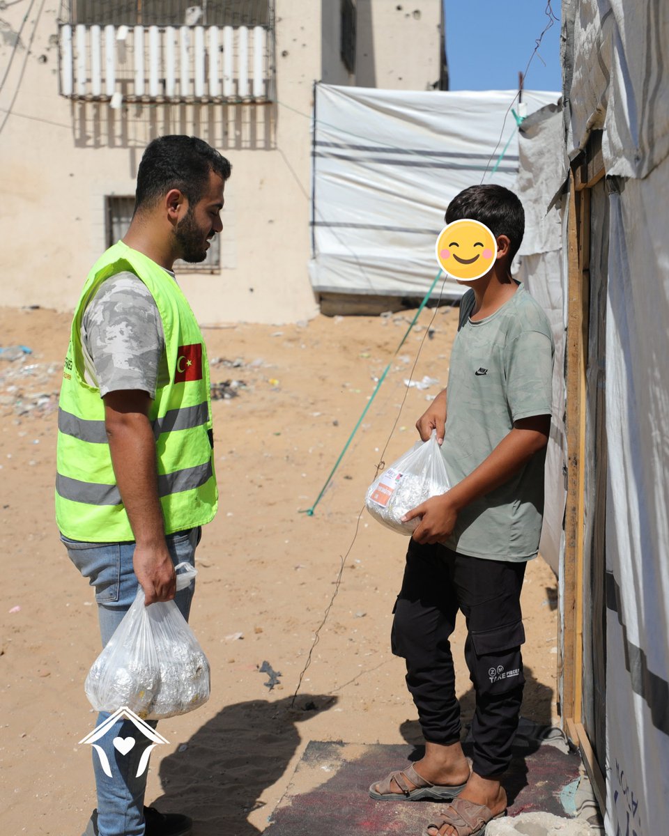 iyilikhane's tweet photo. En temel insani ihtiyaçlara bile ulaşmanın her geçen gün zorlaştığı Gazze'de yardımlarınızı ulaştırmaya devam ediyoruz. Zekat ve sadakalarınızla Gazzeli çocukların ve ailelerinin sıcak yemeğe ulaşması için destek olabilirsiniz. https://t.co/Gt26o58rVX
