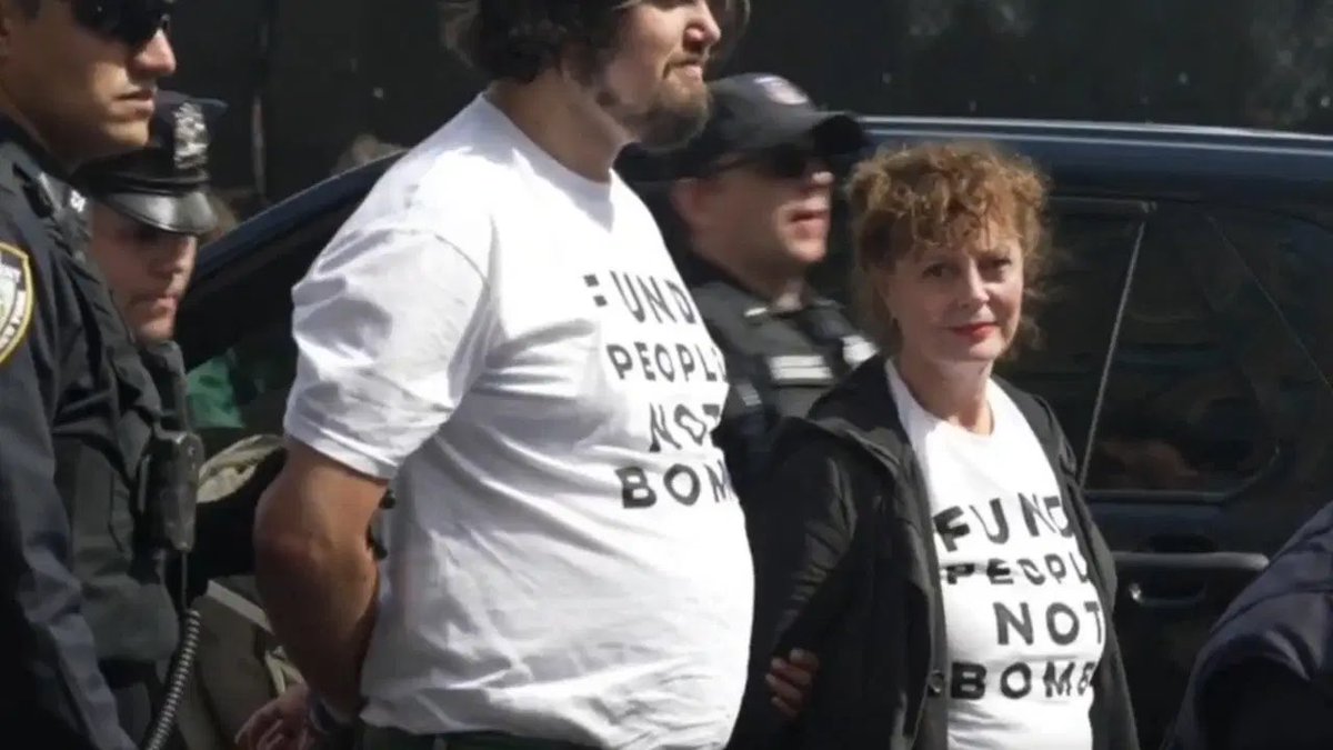 MaliGuller's tweet photo. İsrail Başbakanı Binyamin Netanyahu, BM Genel Kurulunda konuşurken, onu dışarıda protesto eden Hollywood oyuncusu Susan Sarandon’ın kelepçelenerek gözaltına alınması da tarihe geçti. Alkışlar Susan Sarandon başta Gazze soykırımına karşı çıkan Hollywood oyuncuları için 👏🏽👏🏽👏🏽 https://t.co/EnXBO1rB53