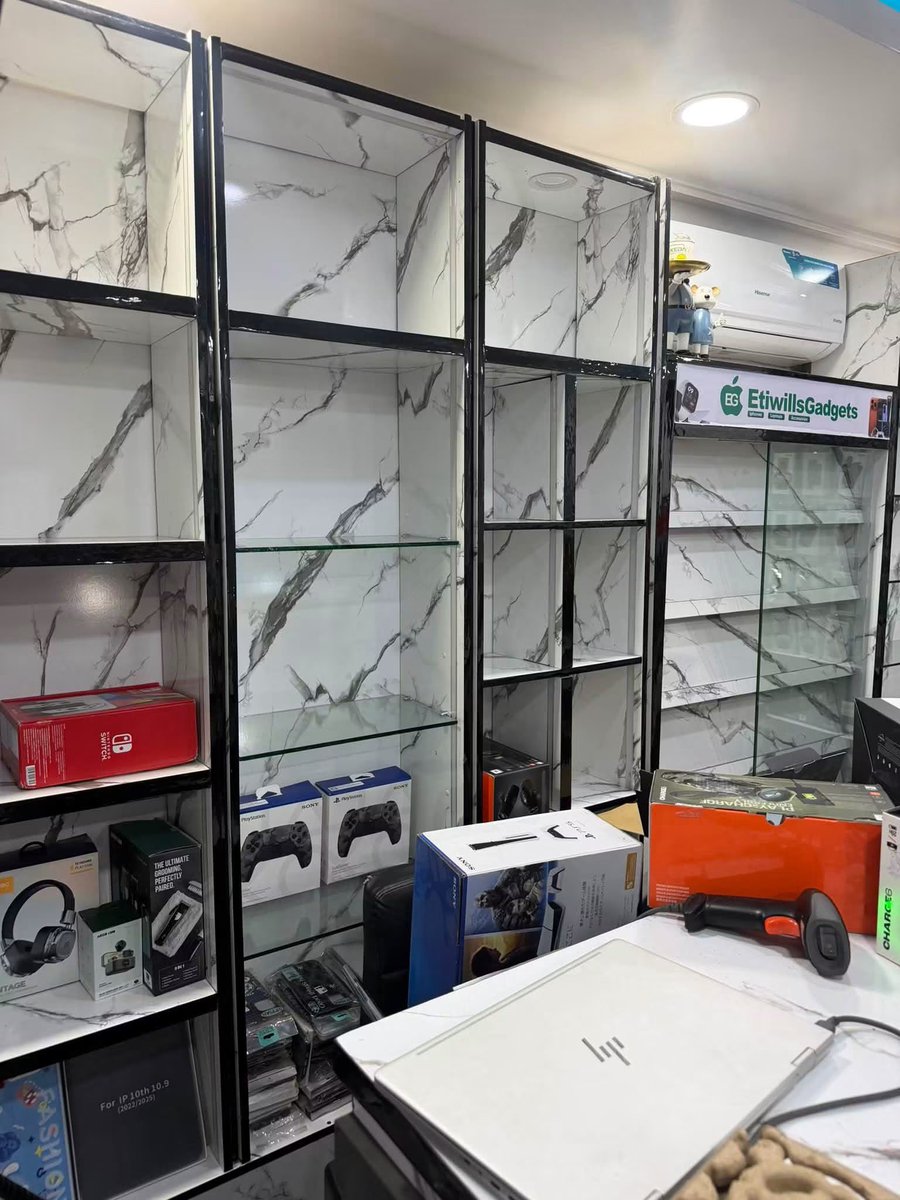 abazwhyllzz's tweet photo. Thieves broke in and robbed my friends phone shop in uyo yesterday. This is so sad💔

iPhone 18,17,16,1514,13,laptops,MacBooks and other gadgets gone in just one night. This is so painful 😭 https://t.co/m6ythrUYP5