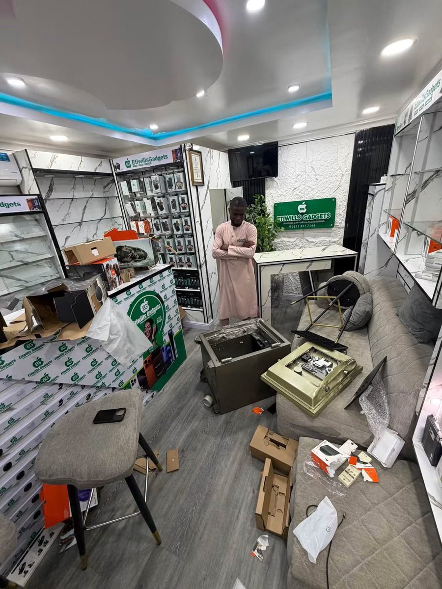 abazwhyllzz's tweet photo. Thieves broke in and robbed my friends phone shop in uyo yesterday. This is so sad💔

iPhone 18,17,16,1514,13,laptops,MacBooks and other gadgets gone in just one night. This is so painful 😭 https://t.co/m6ythrUYP5