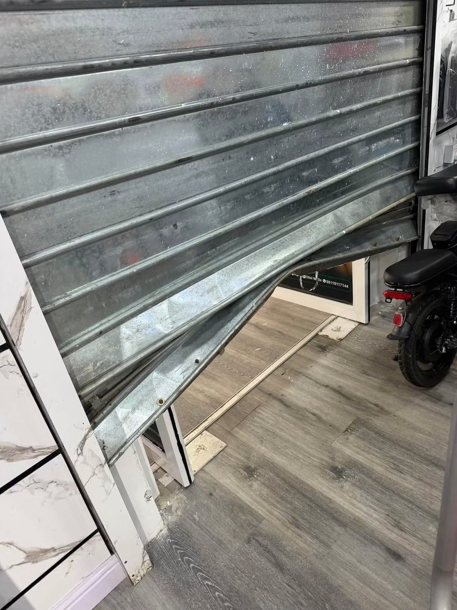 abazwhyllzz's tweet photo. Thieves broke in and robbed my friends phone shop in uyo yesterday. This is so sad💔

iPhone 18,17,16,1514,13,laptops,MacBooks and other gadgets gone in just one night. This is so painful 😭 https://t.co/m6ythrUYP5