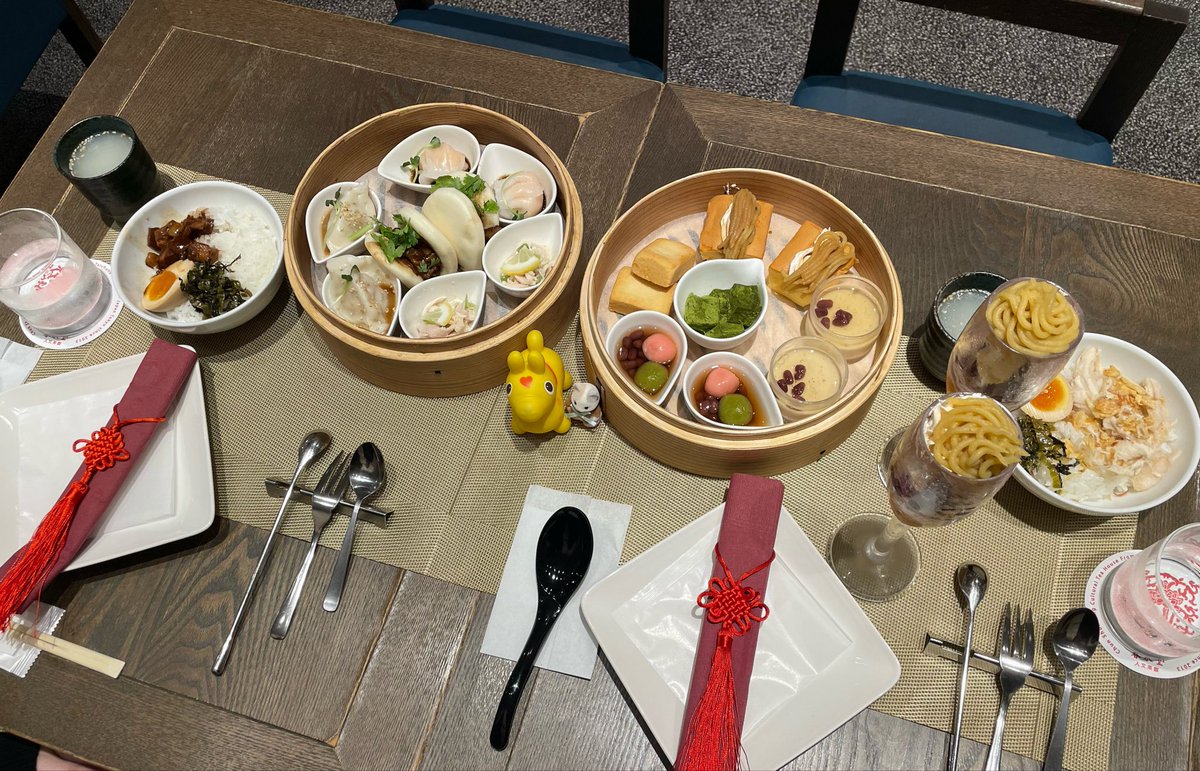ahiru_koya's tweet photo. 時折強く雨降る9/21
表参道でお芋のアフターヌーンティー🫖

ドリンクも温＆冷（タピオカ入りにした😊）選べるし、食事もデザートもたっぷり✨
一気に並んでテーブルの上が豪華で嬉しい！けど、料理の温度と状態大丈夫か？（大丈夫だった）アフヌンってそういうものか。経験値少なくてわからん♪ https://t.co/VVdPETx5Kb